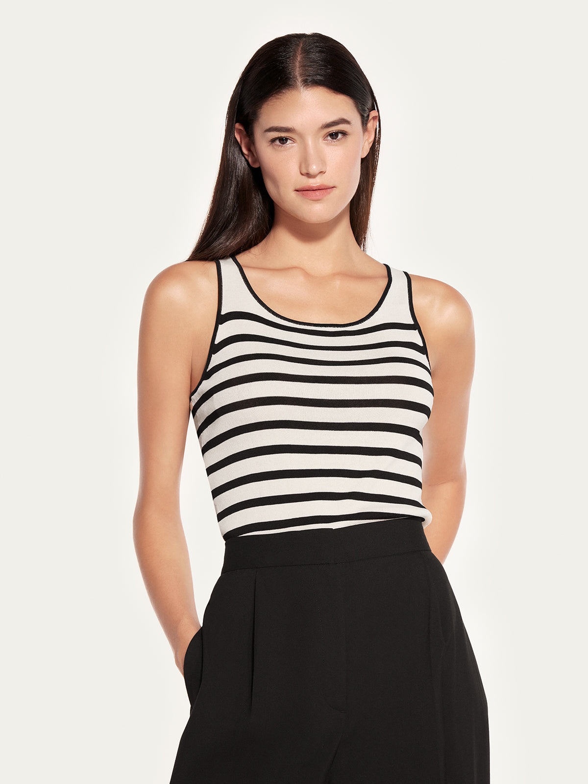 Chic Contrast Knit Tank Top with Round Neck
